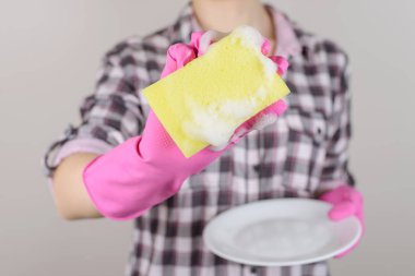 Sarı beyaz parlak kişi aile insanlar kumaş bez rutin sağlıksız bakım sağlık kavramı temizleyin. Kadın eli gri arka plan üzerinde izole köpük ile sarı sünger gösteren fotoğrafı kapatın