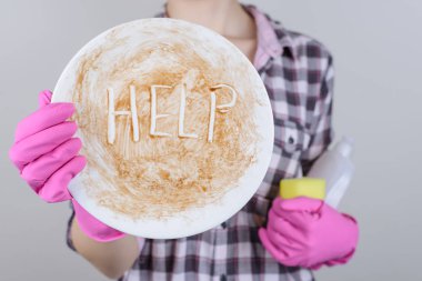 Şişe sarı sünger nokta işareti aile yemeği Doğum günü yalnız kişi karışıklık kavramı yalvarıyorum yardımcı partisini destekliyorum. Yorgun Bayan gri arka plan üzerinde izole kelime ile kaplama kirli gösterilen tutarak yakın çekim