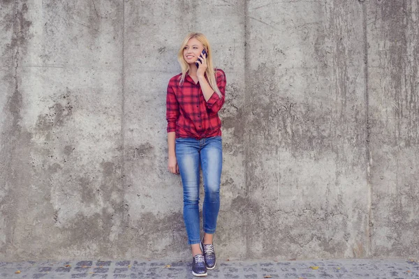 Fiatal Csinos Beszél Mobil Telefon Miközben Egy Séta Városban — Stock Fotó
