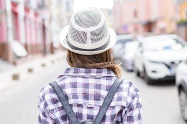 Sırt çantası çökmüştü askıları boş zaman tatil güneş otostop kavramı. Arkasından yakın arka arka plan boş sokakta yürüyen güzel modern güzel genç görünümü fotoğraf portre kadar bulanıklık