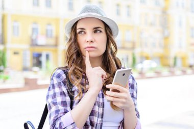 Bilinmeyen uydu macera fikir çözüm kavramı. Konsantre ve telefon tutarak çene dokunmadan hedefinin yerleştirmek için doğru yolu bulmak çalışırken oldukça düşünceli öğrenci portresi kapatın