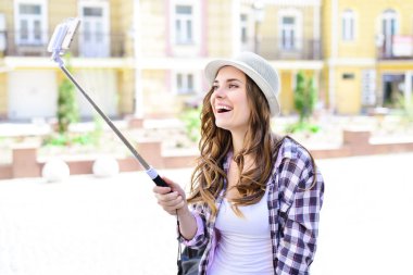 Duygu yüz ifadesi insanlar kişi web kamerası konsepti. Yan profil kapatın alarak selfie arka bina yapım büyüleyici güzel güzel şirin olumlu komik iyimser kız portresi