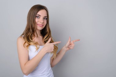 Pozitif yüz eğlence keyfini diş yaşam tarzı işaretçi modern sevinç kavramı. Boş yer gri arka plan üzerinde izole gösteren güzel çekici güzel sevimli güzel Bayan portresi fotoğraf kapatmak