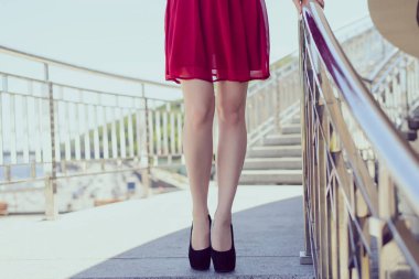 Açık cinsel baştan çıkarıcı güzel çok ince düz uzun bacaklar düşük açılı görünümü fotoğrafını ekrana kapatın. Parti düğün Sevgililer Günü'nü kutlamak Doğum günü kavramı. Şehir arka plan bulanık. Kestane rengi şık kıyafet