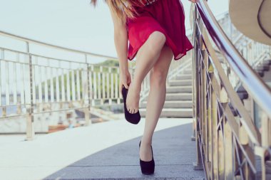 Çok büyük küçük kırmızı kısa giyim lüks şık konsept soy. Seksi yorgun yorgun Bayan rahatlatıcı meşgul gün parti kutlama zaman kavramı dinlenme ayakkabılarla koyarak alarak fotoğraf kapatmak