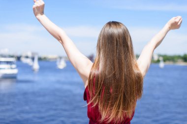 Bir alışkanlıktır arkasında yeni bir hayat burada! Başarı özgürlük eğlence keyfini baş kavramı. Portre fotoğraf yakın arka kadar arkadan görünüm memnun heyecanlı duygu ifade Lady up iskelede arıyor el yetiştirme