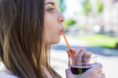 Bar restoran hızlı önemsiz sağlıksız beslenme yeme insanlar kavramı. Yarısı döndü kiraz suyu içme çok hoş sevimli mutlu güzel kaygısız düşünceli Bayan görünüm fotoğraf portre kadar yakın kırpılmış
