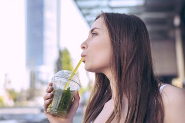 Tatil plaj güzellik genç modeli kentsel şık kokteyl öğrenci eğlence gün kavramı. Yan profil şurubu şeffaf fincan elinde tutan çok güzel Bayan görünüm fotoğraf portre kadar kapatın