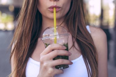 Genç yaş beach yaramaz modeli insanlar meme göğüs göğüsler sağlıklı meyve kavram. Yakın güzel şık muhteşem muhteşem Bayan görünüm fotoğraf portre kadar alkol sigara alkol içki bardakla kırpılmış