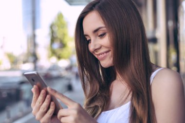 Telefon hücresel Kullanıcı öğrenci Bayan iş iş modeli kavramı. Profil yana kapat güzel sevindim güzel görünümü fotoğraf portre kadar güzel genç kız arkadaşımdan aldım resmi bakarak heyecanlı.