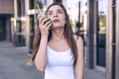 İnsanlar kişi gençlik genç komik an yüz ifadesi kavramı. Portre fotoğraf uygulanan buzlu çay bardağına yanak için dokunaklı güzel komik neşeli güzel memnun Bayan portresi