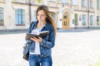 Üniversiteye geri! Muayene genç öğrenci yaşam tarzı kavramı. Gergin üzgün konsantre kız kitap El okuma, gündelik kıyafeti giymiş bilgi ayakta tutan fotoğraf portre kadar kapatın