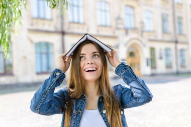 Akademik insanlar burs komik funky duygu yüz ifadesi kolay mükemmel iyi işareti kavramı. Uzun kitap üzerinde kafa tutan saç kişi ile şirin güzel deli çekici fotoğraf portre kadar yakın