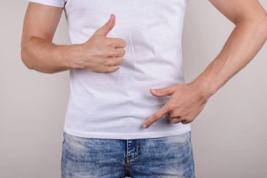 Süre hiçbir sorun tedavi tedavi tutku Üroloji kavramı. Mutlu mutlu fotoğrafını ekrana yakın kırpılmış adam gösteren gösteren kasık fermuar pantolon pantolon kot yapmak vermek gibi izole gri arka plan