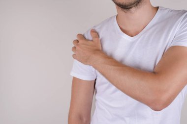 Terapi hastalıklı tedavi konsepti. Üzgün üzgün, mutsuz, omuzlarına dokunan adam gri arka plan fotokopi alanında izole edilmiş.