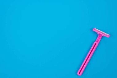 Yükü yüksek açı düz izole parlak küçük kadının tıraş makinesi görünümü fotoğrafını ekrana yakın yatıyordu yukarıda üst parlak pastel arka plan boşaltmak için metin üzerinde ipuçları reklam reklam