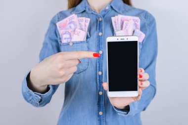 Internet trafik ödeme kazanan hareket sağlayıcı müşteri mağaza kazanmak Kullanıcı iş iş satın yığını bill medya insanlar kişi kavramı kumar. İzole telefon arka plan ile yakın bayanın elindeki fotoğraf kadar kırpılmış