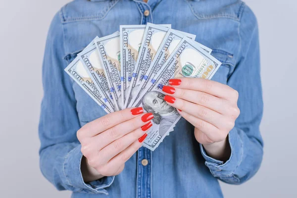 赤い慈善寄付の人々 人新しい通貨交換顧客バイヤー ライフ スタイル高級移転税制概念を与える私たち 灰色の背景に分離の手にお金を保持している女性の写真をクローズ アップ トリミング — ストック写真