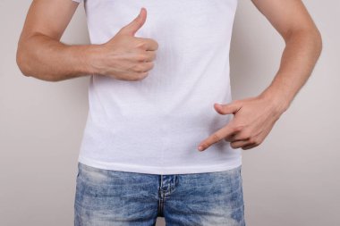 Süre hiçbir sorun tedavi tedavi tutku Üroloji kavramı. Mutlu mutlu fotoğrafını ekrana yakın kırpılmış adam gösteren gösteren kasık fermuar pantolon pantolon kot yapmak vermek gibi izole gri arka plan
