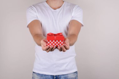 Kırpılmış yakın görünümü fotoğraf portre güzel küçük şirin güzel büyüleyici sihirli kutusu gri arka plan üzerinde izole adamın elinde kadar bulanık