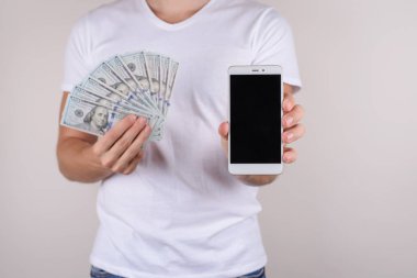 Closeup görünümü studio fotoğraf portre giving sen mutlu memnun memnun zengin zengin emin maço erkek arkadaşı kırpılmış mobilephone izole gri arka plan bulanık