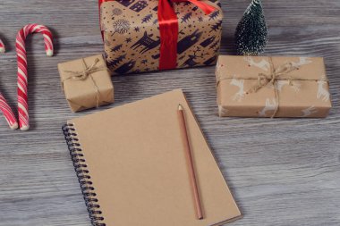 Tepe yükü yüksek açı yakın çekim güzel güzel şirin rüya gibi boş kopya alanı boşaltmak boş sayfada ahşap rahat masaüstü görünümü fotoğraf yukarıda