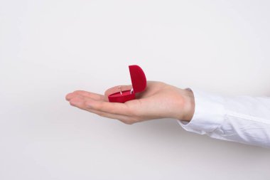El Holding açık yan profil kırpılmış portre fotoğrafı açmak açmak kırmızı kalp ring içinde izole gri arka plan ile küçük küçük kutu şeklinde