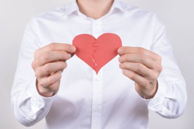 Keder mutsuz mutsuz üzgün negatif kavramı. Yakın kırpılmış yorgun bitkin adamın fotoğrafı birleştirmek kravat kırık kalp izole gri arka plan ikiye birleştirmek bağlanmaya çalışıyor