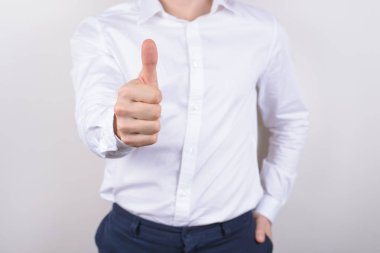 Kırpılmış closeup fotoğraf portre neşeli heyecan iyimser serin avukat olumlu sonuç veren gri arka plan kopya alanı izole