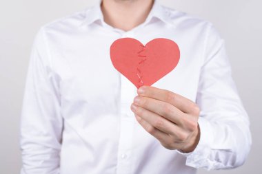 Keder mutsuz mutsuz üzgün negatif kavramı. Yakın kırpılmış yorgun bitkin adamın fotoğrafı birleştirmek kravat kırık kalp izole gri arka plan ikiye birleştirmek bağlanmaya çalışıyor