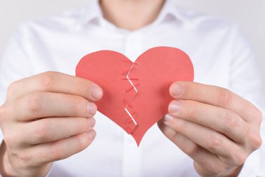 Keder mutsuz mutsuz üzgün negatif kavramı. Yakın kırpılmış yorgun bitkin adamın fotoğrafı birleştirmek kravat kırık kalp izole gri arka plan ikiye birleştirmek bağlanmaya çalışıyor