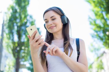 Düşük açılı fotoğraf portre s tutan güzel emin kullanıcı görünümünü