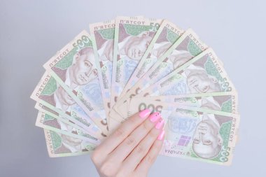 Bayan ellerinin kırpılmış closeup fotoğraf holding paketi og ukrayna para gösteren zenginlik izole gri arka plan gösteren
