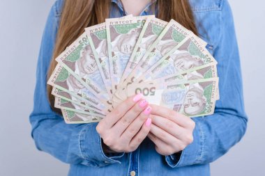 Ukrayna para elinde beautifu tutarak kırpılmış closeup fotoğraf