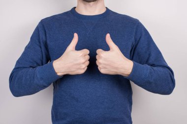 Mükemmel serin hipster konsepti. İki thumbup izole gri arka plan veren emin iyimser güzel yakışıklı avukat Kırpılmış yakın çekim stüdyo fotoğraf portresi