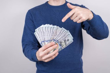 Kırpılmış yakın çekim stüdyo fotoğraf emin şans şanslı öğrenci yarı zamanlı iş izole gri arka plan için maaş alma çok para gösteren