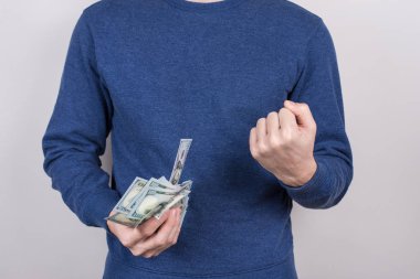 Şanslı neşeli mutlu heyecanlı adam ilk büyük büyük maaş izole arka plan gri el yumruk