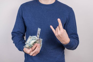 En iyi gün konsepti. Arka planda gri hassas izole iş işadamı el büyük para tutma stüdyo