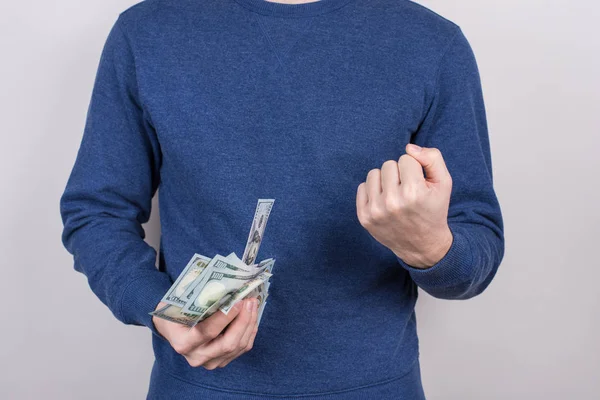 Şanslı neşeli mutlu heyecanlı adam ilk büyük büyük maaş izole arka plan gri el yumruk