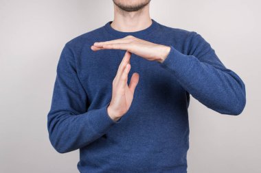 Onun stajyerizole gri arka plan için zaman dışarı sinyal vererek yapma memnun kızgın ceo şefi yakın fotoğraf çekim kırpılmış