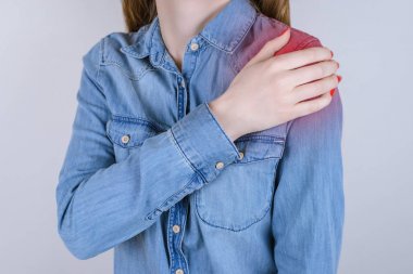 Bump kronik fitness kavramı. Üzgün unha'nın yakın çekim fotoğrafı kırpılmış