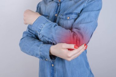 Kırpılmış yakın fotoğraf mutsuz acı acı bayan dokunmatik