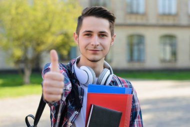 Heyecanlı akıllı akıllı adam göstermek Fi fotoğraf çekim