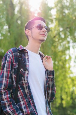 Kendinden emin çekici siyah giymek dikey fotoğraf portre