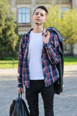 Leathe tutan emin büyüleyici adam dikey fotoğraf portre