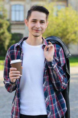 Emin neşeli sakin adam dikey fotoğraf tutan lezzetli BEVE