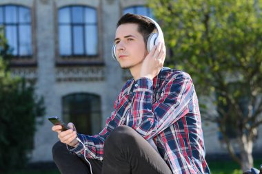 Yan profil serin Clea zevk konsantre adam fotoğraf döndü