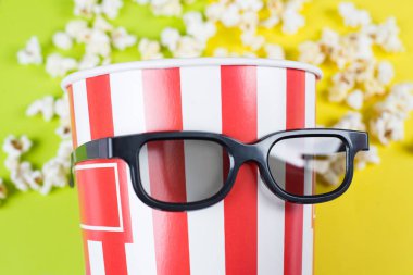 Bir insan kendine güvenen güzel t gibi davranan yakın fotoğraf kırpılmış