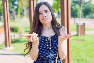 Kimse telefon konseptini almak için cevap beklemek. Nerede w