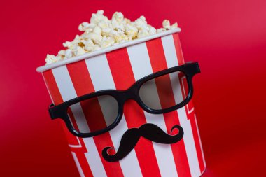 Bana poster konseptindeki yeniliğini göster. Kırpılmış closeup fotoğraf i